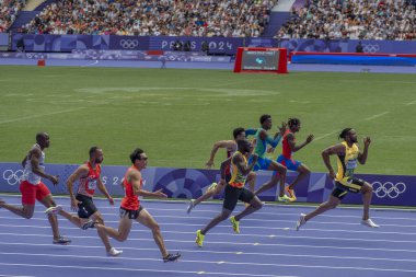 Paris, Fransa - 08 03 2024: Paris Olimpiyat Oyunları 2024. Olimpiyat atletizm müsabakalarının ilk turunda erkekler 100 metre erkekler stadyumunda izleniyor