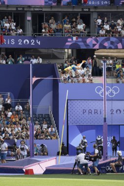 Paris, Fransa - 08 03 2024: Paris Olimpiyat Oyunları 2024. Olimpiyat atletizm müsabakalarının eleme turu sırasında stadyumdaki erkekler kutup kasası görüntüsü