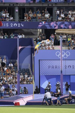 Paris, Fransa - 08 03 2024: Paris Olimpiyat Oyunları 2024. Olimpiyat atletizm müsabakalarının eleme turu sırasında stadyumdaki erkekler kutup kasası görüntüsü