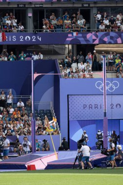 Paris, Fransa - 08 03 2024: Paris Olimpiyat Oyunları 2024. Olimpiyat atletizm müsabakalarının eleme turu sırasında stadyumdaki erkekler kutup kasası görüntüsü