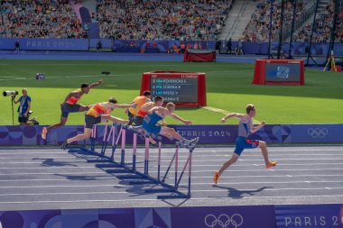 Paris, Fransa - 08 03 2024: Paris Olimpiyat Oyunları 2024. Olimpiyat Atletizm Şampiyonası 'nın ön turunda stadyumda erkekler 110 metre engelli koşusu izleniyor.