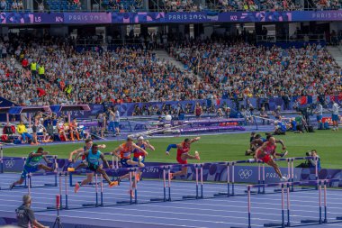 Paris, Fransa - 08 03 2024: Paris Olimpiyat Oyunları 2024. Olimpiyat Atletizm Şampiyonası 'nın ön turunda stadyumda erkekler 110 metre engelli koşusu izleniyor.