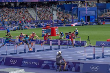 Paris, Fransa - 08 03 2024: Paris Olimpiyat Oyunları 2024. Olimpiyat Atletizm Şampiyonası 'nın ön turunda stadyumda erkekler 110 metre engelli koşusu izleniyor.