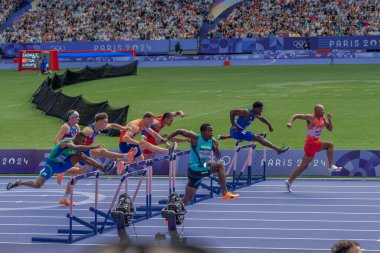 Paris, Fransa - 08 03 2024: Paris Olimpiyat Oyunları 2024. Olimpiyat Atletizm Şampiyonası 'nın ön turunda stadyumda erkekler 110 metre engelli koşusu izleniyor.