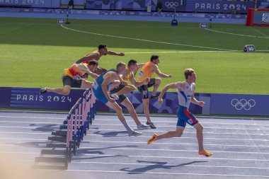 Paris, Fransa - 08 03 2024: Paris Olimpiyat Oyunları 2024. Olimpiyat Atletizm Şampiyonası 'nın ön turunda stadyumda erkekler 110 metre engelli koşusu izleniyor.