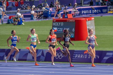Paris, Fransa - 08 03 2024: Paris Olimpiyat Oyunları 2024. Olimpiyat Atletizm müsabakalarının ikinci turunda stadyumda kadınların 800 metre manzarası