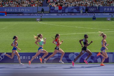 Paris, Fransa - 08 03 2024: Paris Olimpiyat Oyunları 2024. Olimpiyat Atletizm müsabakalarının ikinci turunda stadyumda kadınların 800 metre manzarası