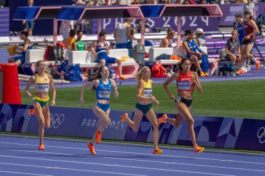 Paris, Fransa - 08 03 2024: Paris Olimpiyat Oyunları 2024. Olimpiyat Atletizm müsabakalarının ikinci turunda stadyumda kadınların 800 metre manzarası