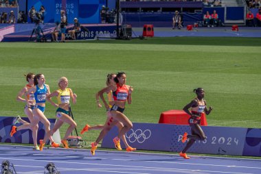 Paris, Fransa - 08 03 2024: Paris Olimpiyat Oyunları 2024. Olimpiyat Atletizm müsabakalarının ikinci turunda stadyumda kadınların 800 metre manzarası