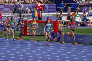 Paris, Fransa - 08 03 2024: Paris Olimpiyat Oyunları 2024. Olimpiyat Atletizm müsabakalarının ikinci turunda stadyumda kadınların 800 metre manzarası