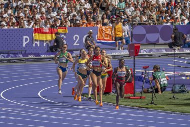 Paris, Fransa - 08 03 2024: Paris Olimpiyat Oyunları 2024. Olimpiyat Atletizm müsabakalarının ikinci turunda stadyumda kadınların 800 metre manzarası