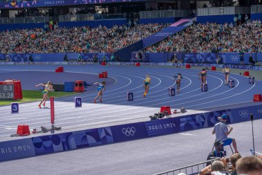 Paris, Fransa - 08 03 2024: Paris Olimpiyat Oyunları 2024. Olimpiyat Atletizm müsabakalarının ikinci turunda stadyumda kadınların 800 metre manzarası