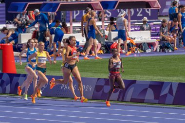 Paris, Fransa - 08 03 2024: Paris Olimpiyat Oyunları 2024. Olimpiyat Atletizm müsabakalarının ikinci turunda stadyumda kadınların 800 metre manzarası