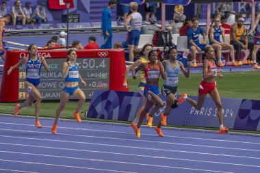 Paris, Fransa - 08 03 2024: Paris Olimpiyat Oyunları 2024. Olimpiyat Atletizm müsabakalarının ikinci turunda stadyumda kadınların 800 metre manzarası