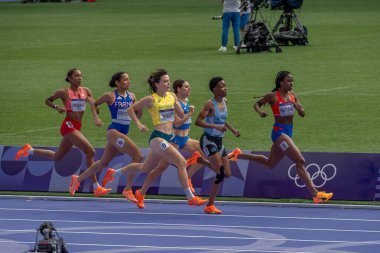 Paris, Fransa - 08 03 2024: Paris Olimpiyat Oyunları 2024. Olimpiyat Atletizm müsabakalarının ikinci turunda stadyumda kadınların 800 metre manzarası