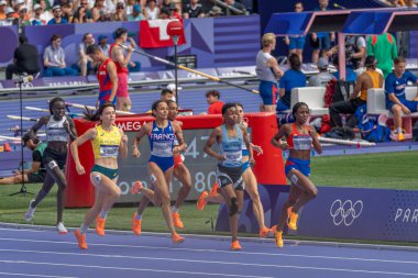 Paris, Fransa - 08 03 2024: Paris Olimpiyat Oyunları 2024. Olimpiyat Atletizm müsabakalarının ikinci turunda stadyumda kadınların 800 metre manzarası