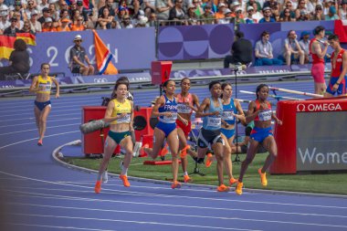 Paris, Fransa - 08 03 2024: Paris Olimpiyat Oyunları 2024. Olimpiyat Atletizm müsabakalarının ikinci turunda stadyumda kadınların 800 metre manzarası