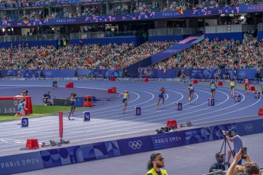 Paris, Fransa - 08 03 2024: Paris Olimpiyat Oyunları 2024. Olimpiyat Atletizm müsabakalarının ikinci turunda stadyumda kadınların 800 metre manzarası