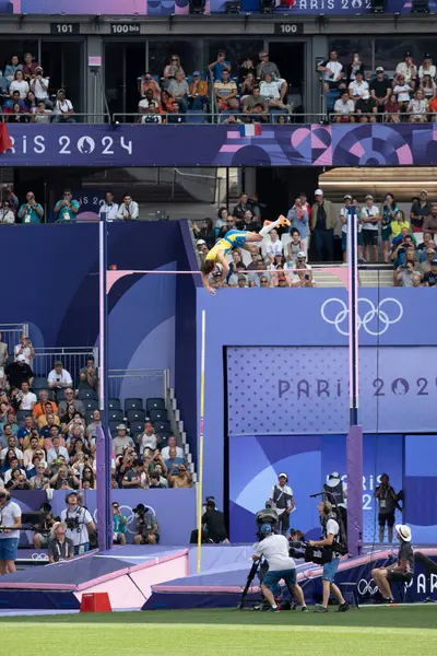 Paris, Fransa - 08 03 2024: Paris Olimpiyat Oyunları 2024. Olimpiyat atletizm müsabakalarının eleme turu sırasında stadyumdaki erkekler kutup kasası görüntüsü