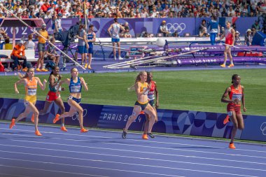 Paris, Fransa - 08 03 2024: Paris Olimpiyat Oyunları 2024. Olimpiyat Atletizm müsabakalarının ikinci turunda stadyumda kadınların 800 metre manzarası