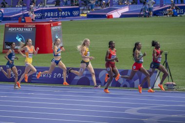 Paris, Fransa - 08 03 2024: Paris Olimpiyat Oyunları 2024. Olimpiyat Atletizm müsabakalarının ikinci turunda stadyumda kadınların 800 metre manzarası