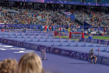Paris, Fransa - 08 03 2024: Paris Olimpiyat Oyunları 2024. Olimpiyat Atletizm Şampiyonası 'nın ön turu sırasında stadyumda yapılacak erkekler 110 metre engelli hazırlık gösterimi