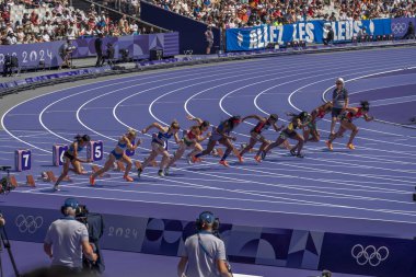 Paris, Fransa - 08 02 2024: Paris Olimpiyat Oyunları 2024. Olimpiyat Atletizm Şampiyonası 'nın ilk gününde stadyumda yapılacak 100 metre ön eleme maçlarını izleyeceğiz.