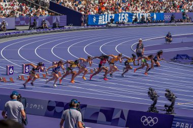 Paris, Fransa - 08 02 2024: Paris Olimpiyat Oyunları 2024. Olimpiyat Atletizm Şampiyonası 'nın ilk gününde stadyumda yapılacak 100 metre ön eleme maçlarını izleyeceğiz.