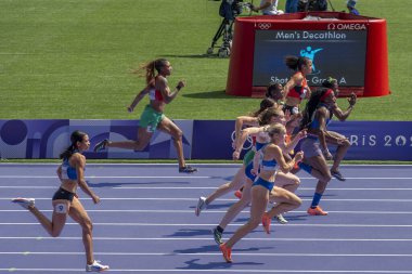Paris, Fransa - 08 02 2024: Paris Olimpiyat Oyunları 2024. Olimpiyat Atletizm Şampiyonası 'nın ilk gününde stadyumda yapılacak 100 metre ön eleme maçlarını izleyeceğiz.