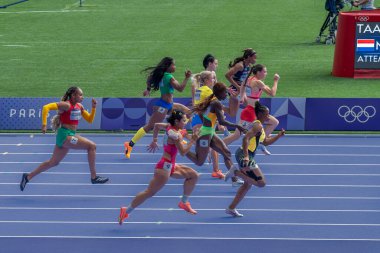 Paris, Fransa - 08 02 2024: Paris Olimpiyat Oyunları 2024. Olimpiyat Atletizm Şampiyonası 'nın ilk gününde stadyumda yapılacak 100 metre ön eleme maçlarını izleyeceğiz.