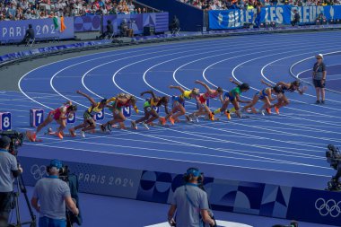 Paris, Fransa - 08 02 2024: Paris Olimpiyat Oyunları 2024. Olimpiyat Atletizm Şampiyonası 'nın ilk gününde stadyumda yapılacak 100 metre ön eleme maçlarını izleyeceğiz.