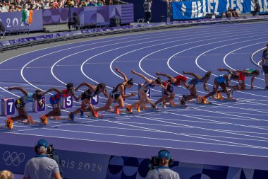 Paris, Fransa - 08 02 2024: Paris Olimpiyat Oyunları 2024. Olimpiyat Atletizm Şampiyonası 'nın ilk gününde stadyumda yapılacak 100 metre ön eleme maçlarını izleyeceğiz.