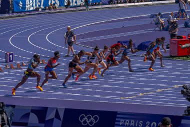 Paris, Fransa - 08 02 2024: Paris Olimpiyat Oyunları 2024. Olimpiyat Atletizm Şampiyonası 'nın ilk gününde stadyumda yapılacak 100 metre ön eleme maçlarını izleyeceğiz.