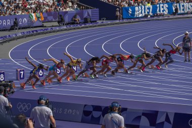 Paris, Fransa - 08 02 2024: Paris Olimpiyat Oyunları 2024. Olimpiyat Atletizm Şampiyonası 'nın ilk gününde stadyumda yapılacak 100 metre ön eleme maçlarını izleyeceğiz.