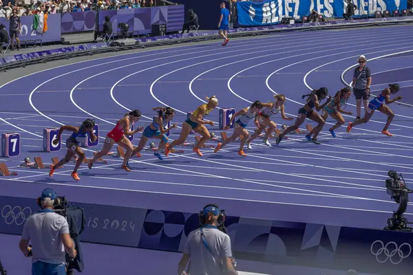 Paris, Fransa - 08 02 2024: Paris Olimpiyat Oyunları 2024. Olimpiyat Atletizm Şampiyonası 'nın ilk gününde stadyumda yapılacak 100 metre ön eleme maçlarını izleyeceğiz.