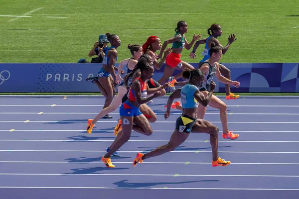 Paris, Fransa - 08 02 2024: Paris Olimpiyat Oyunları 2024. Olimpiyat Atletizm Şampiyonası 'nın ilk gününde stadyumda yapılacak 100 metre ön eleme maçlarını izleyeceğiz.