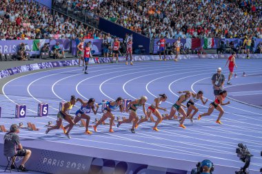 Paris, Fransa - 08 07 2024: Paris Olimpiyat Oyunları 2024. Olimpiyat Atletizm müsabakaları sırasında stadyumdaki 110 metre engelli kadınlar ilk turunu izliyor