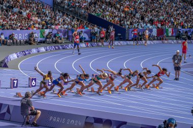 Paris, Fransa - 08 07 2024: Paris Olimpiyat Oyunları 2024. Olimpiyat Atletizm müsabakaları sırasında stadyumdaki 110 metre engelli kadınlar ilk turunu izliyor