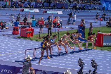 Paris, Fransa - 08 07 2024: Paris Olimpiyat Oyunları 2024. Olimpiyat Atletizm müsabakaları sırasında stadyumdaki 110 metre engelli kadınlar ilk turunu izliyor