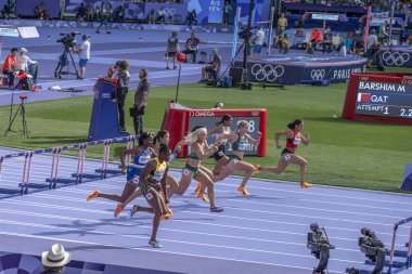 Paris, Fransa - 08 07 2024: Paris Olimpiyat Oyunları 2024. Olimpiyat Atletizm müsabakaları sırasında stadyumdaki 110 metre engelli kadınlar ilk turunu izliyor