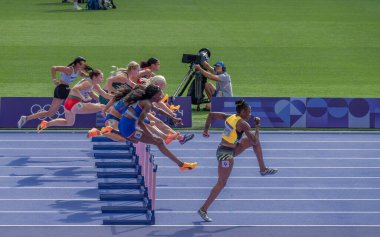 Paris, Fransa - 08 07 2024: Paris Olimpiyat Oyunları 2024. Olimpiyat Atletizm müsabakaları sırasında stadyumdaki 110 metre engelli kadınlar ilk turunu izliyor