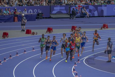 Paris, Fransa - 08 07 2024: Paris Olimpiyat Oyunları 2024. Olimpiyat Atletizm müsabakaları sırasında stadyumdaki 5.000 metre erkekler ilk turu izleniyor