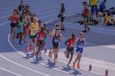 Paris, Fransa - 08 07 2024: Paris Olimpiyat Oyunları 2024. Olimpiyat Atletizm müsabakaları sırasında stadyumdaki 5.000 metre erkekler ilk turu izleniyor