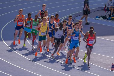 Paris, Fransa - 08 07 2024: Paris Olimpiyat Oyunları 2024. Olimpiyat Atletizm müsabakaları sırasında stadyumdaki 5.000 metre erkekler ilk turu izleniyor