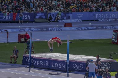 Paris, Fransa - 08 07 2024: Paris Olimpiyat Oyunları 2024. Olimpiyat Atletizm müsabakaları sırasında stadyumda yapılan yüksek atlama elemelerinin görüntüsü
