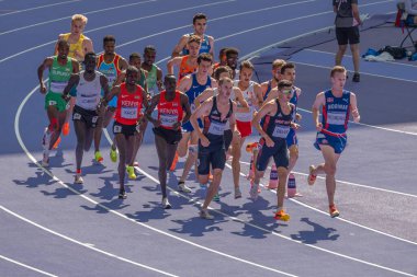 Paris, Fransa - 08 07 2024: Paris Olimpiyat Oyunları 2024. Olimpiyat Atletizm müsabakaları sırasında stadyumdaki 5.000 metre erkekler ilk turu izleniyor