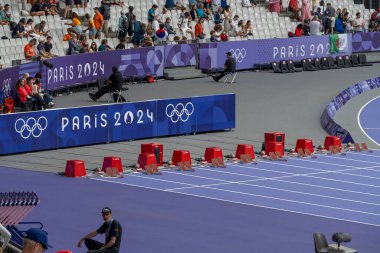 Paris, Fransa - 08 03 2024: Paris Olimpiyat Oyunları 2024. Yarış pistinin Olimpiyat Atletizm müsabakaları sırasında Stade de France 'ın içine bakın
