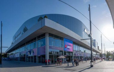 Paris, Fransa - 08 08 2024: Paris Olimpiyat Oyunları 2024. Ritmik Jimnastik etkinliklerinin ilk gününde Adidas Arena binasının dış görünüşü