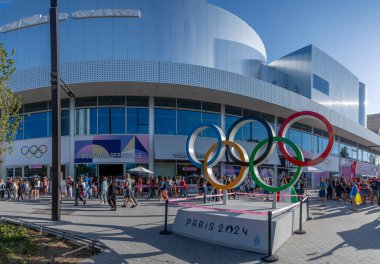 Paris, Fransa - 08 08 2024: Paris Olimpiyat Oyunları 2024. Ritmik Jimnastik etkinliklerinin ilk gününde Olimpiyat Halkaları ile Adidas Arena binasının dış görünüşü