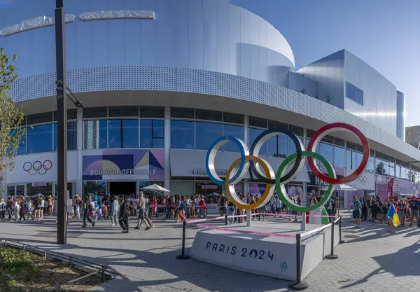 Paris, Fransa - 08 08 2024: Paris Olimpiyat Oyunları 2024. Ritmik Jimnastik etkinliklerinin ilk gününde Olimpiyat Halkaları ile Adidas Arena binasının dış görünüşü